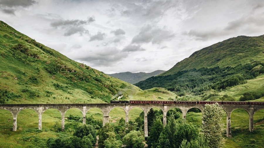 4k高清壁纸 绿色山峦 蒸汽火车 超清图片 易点图网