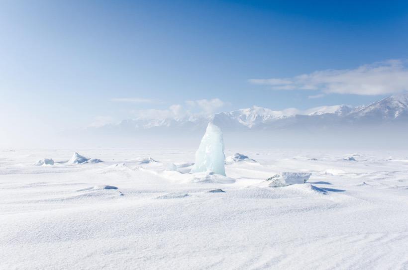贝加尔湖畔白色雪景 风景5K壁纸4928 × 3264 易点图网