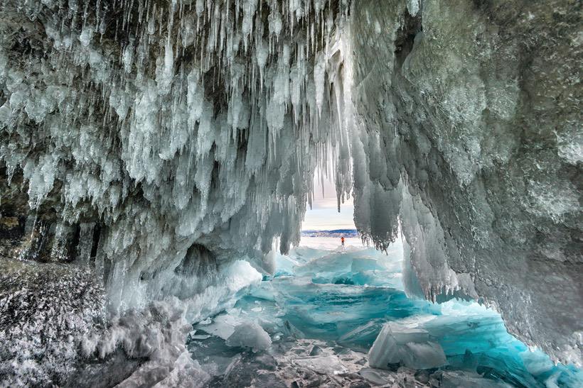 俄罗斯奥尔洪岛湖畔冰川 8K摄影图片 易点图网