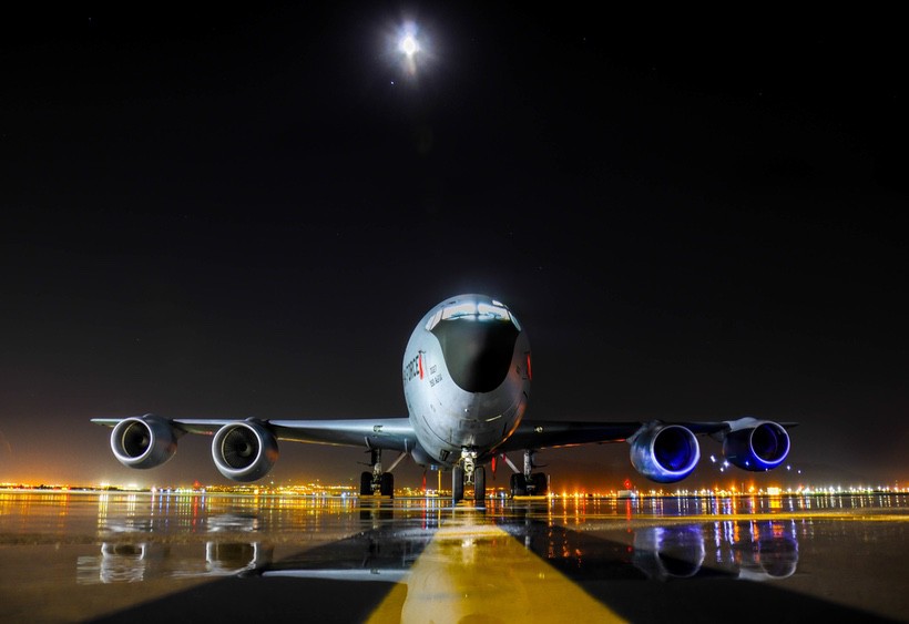夜晚飞机场 摄影4K壁纸图片 易点图网